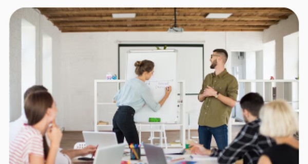 Formatrice animant une session de formation